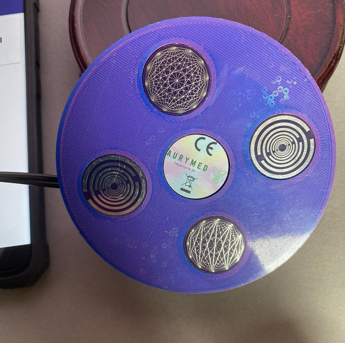 69 mm VibraNex UFO, Farbverlauf, Oberflächenplatte zinnlegiert, Füllung Turmalin, Bergkristall, Amethyst – Produktansicht 1