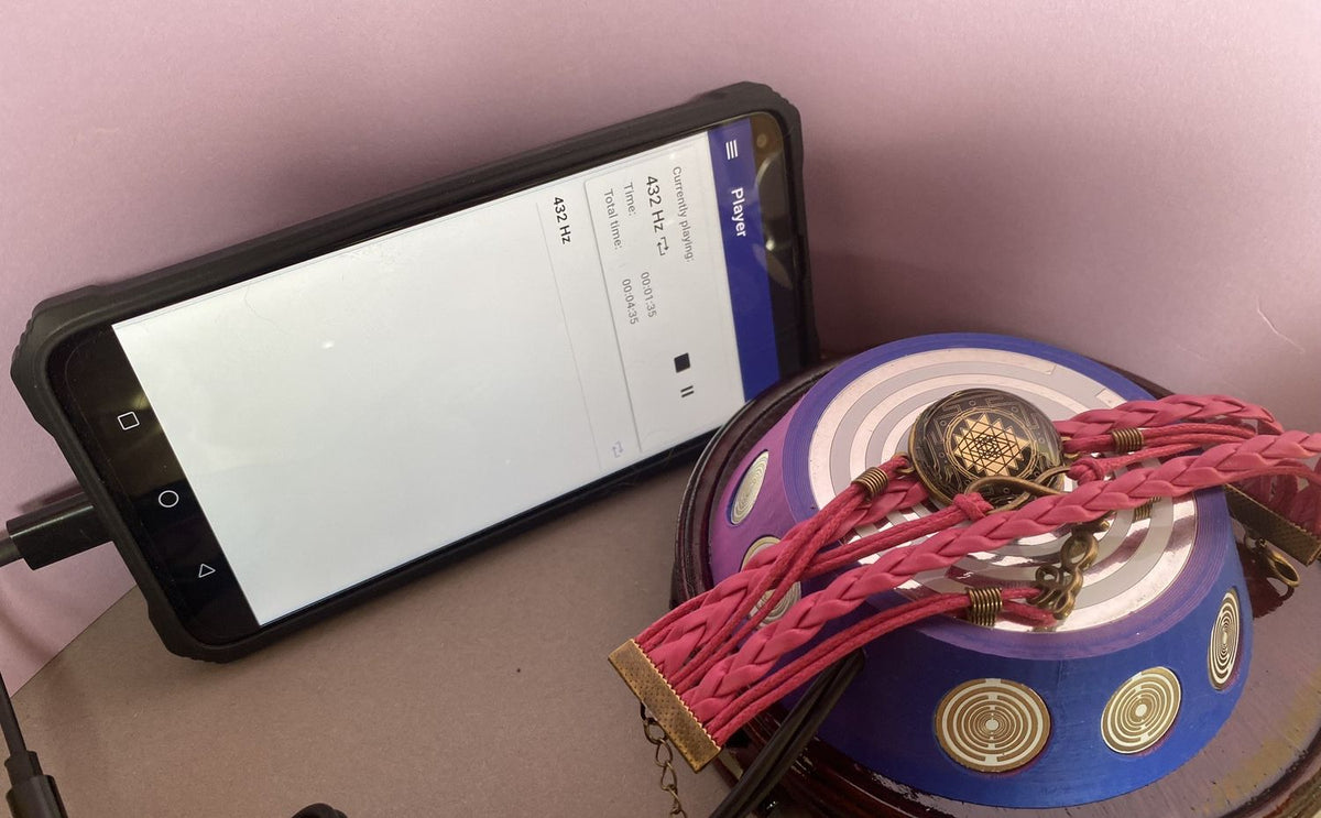 69 mm VibraNex UFO, Farbverlauf, Oberflächenplatte zinnlegiert, Füllung Turmalin, Bergkristall, Amethyst – Produktansicht 1