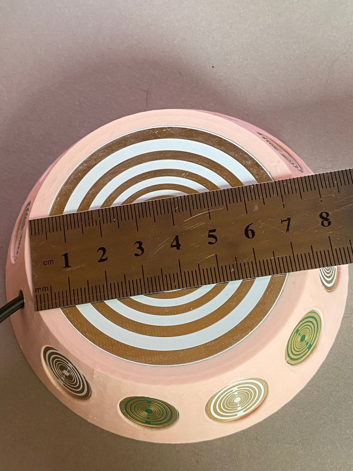 69 mm VibraNex UFO, 1-farbig, Oberflächenplatte zinnlegiert, Füllung Rosenquarz – Produktansicht 1