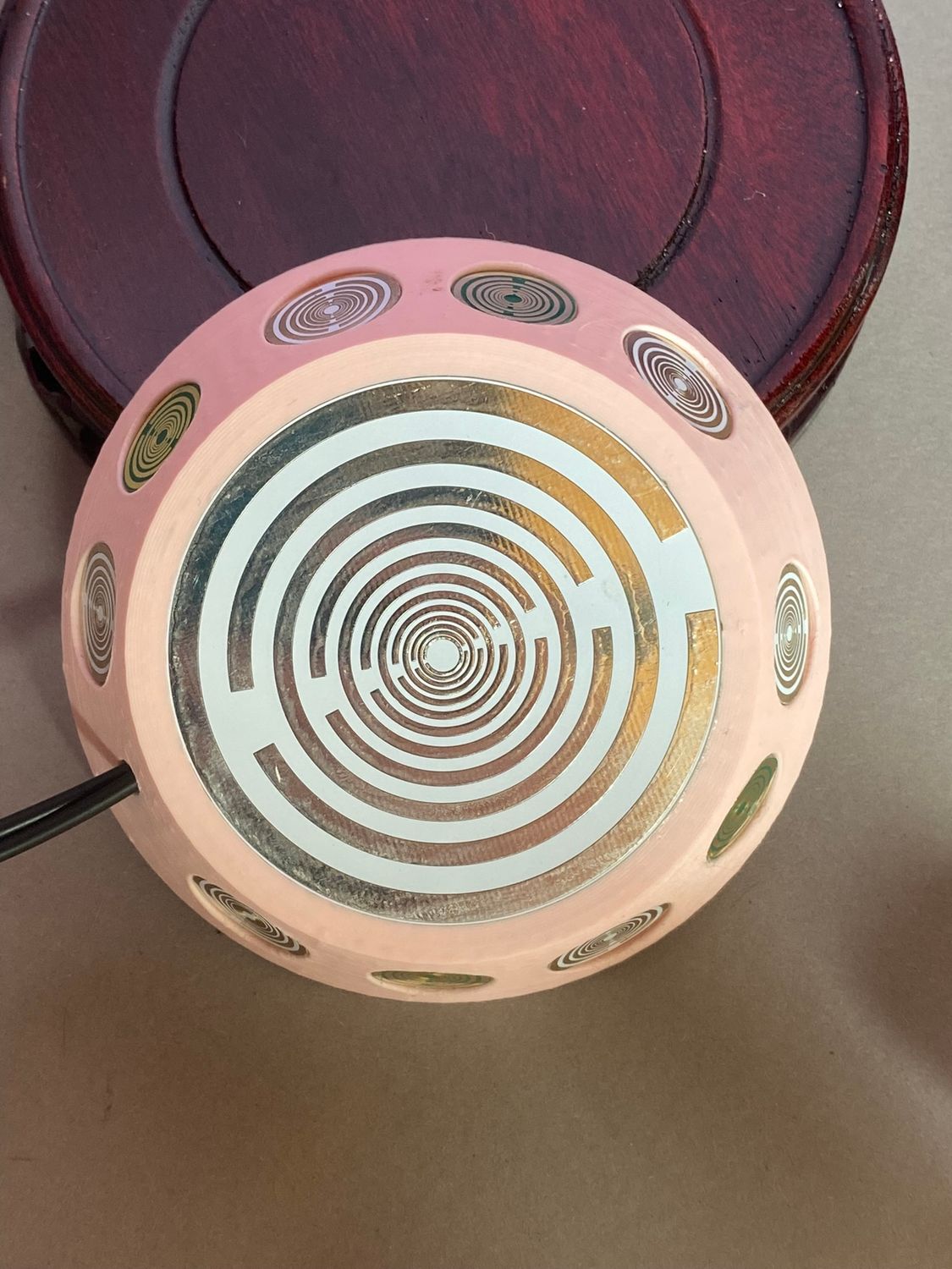 69 mm VibraNex UFO, 1-farbig, Oberflächenplatte zinnlegiert, Füllung Rosenquarz – Produktansicht 1