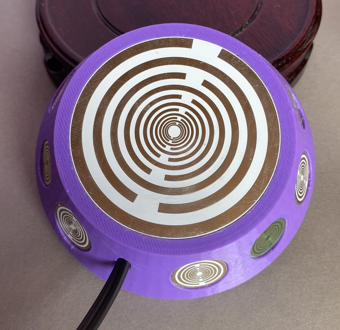 69 mm VibraNex UFO, 1-farbig, Oberflächenplatte zinnlegiert, Füllung Amethyst – Produktansicht 1