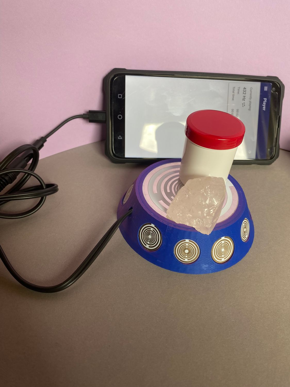 69 mm VibraNex UFO, Farbverlauf, Oberflächenplatte zinnlegiert, Füllung Turmalin, Bergkristall, Amethyst – Produktansicht 1
