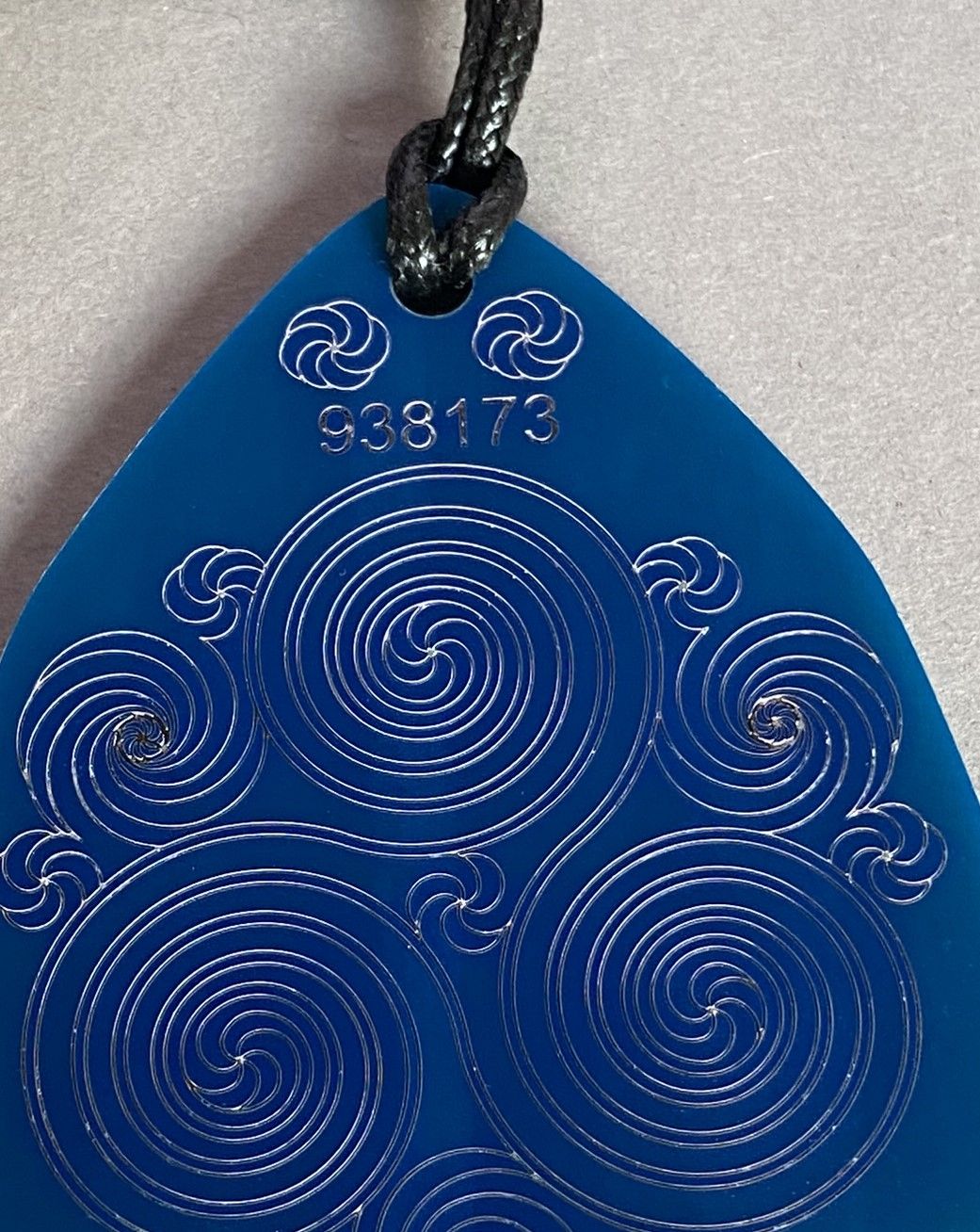 Amulett – Disc – Ganesha der Glücksbote+ die – 69 mm / zinnlegiert / blau – Produktansicht 1