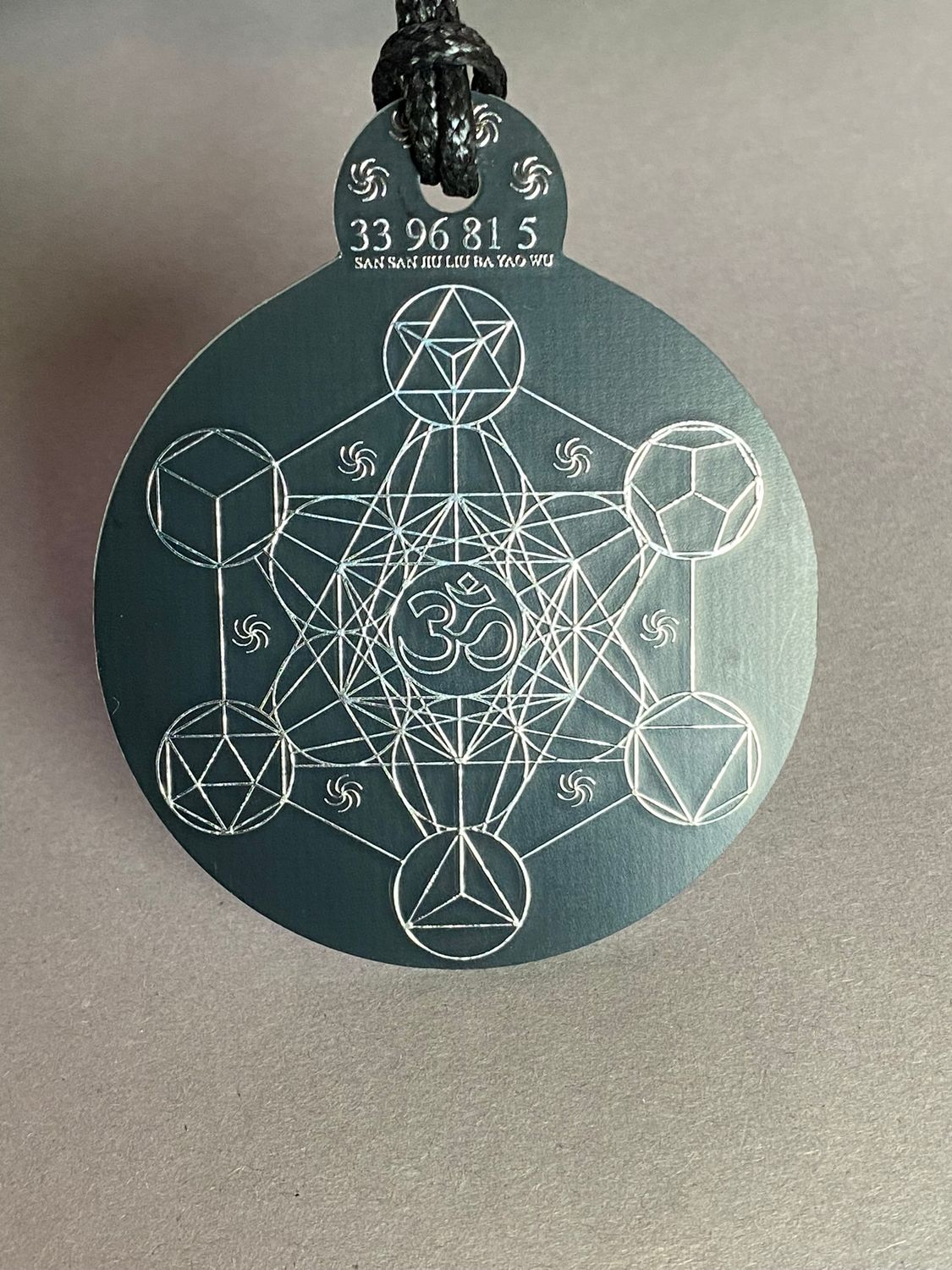 Anhänger Metatron schwarz, zinnlegiert ca. 52 mm x 62 mm – Produktansicht 1