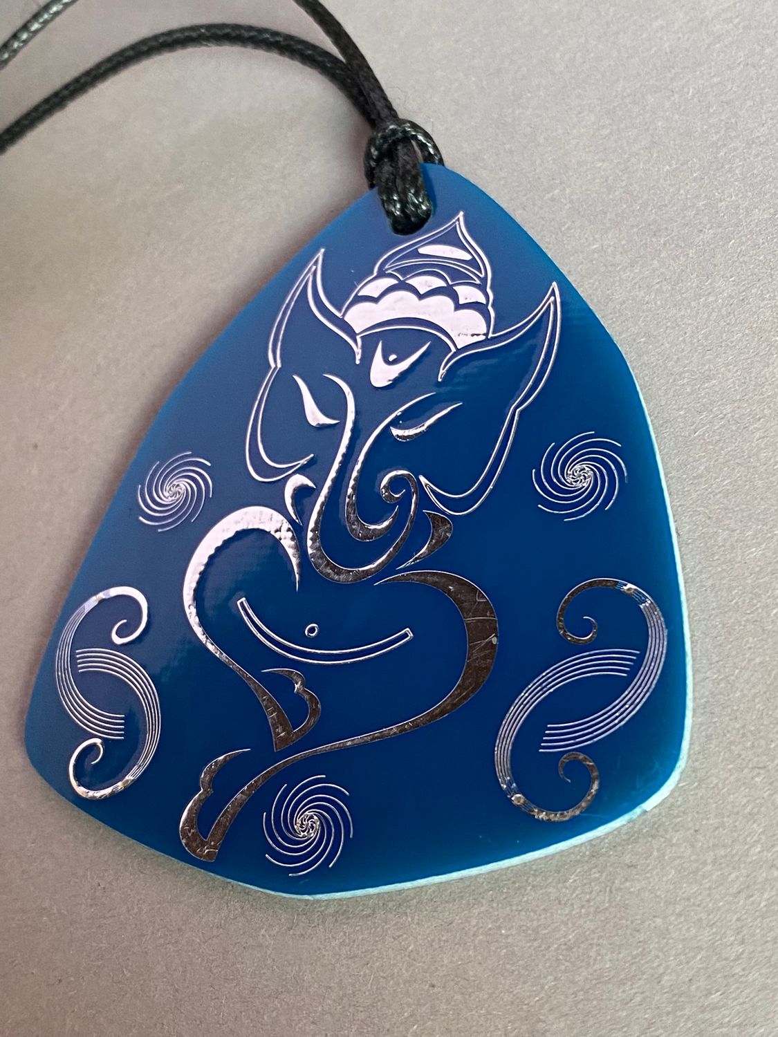 Amulett – Disc – Ganesha der Glücksbote+ die – 69 mm / zinnlegiert / blau – Produktansicht 1