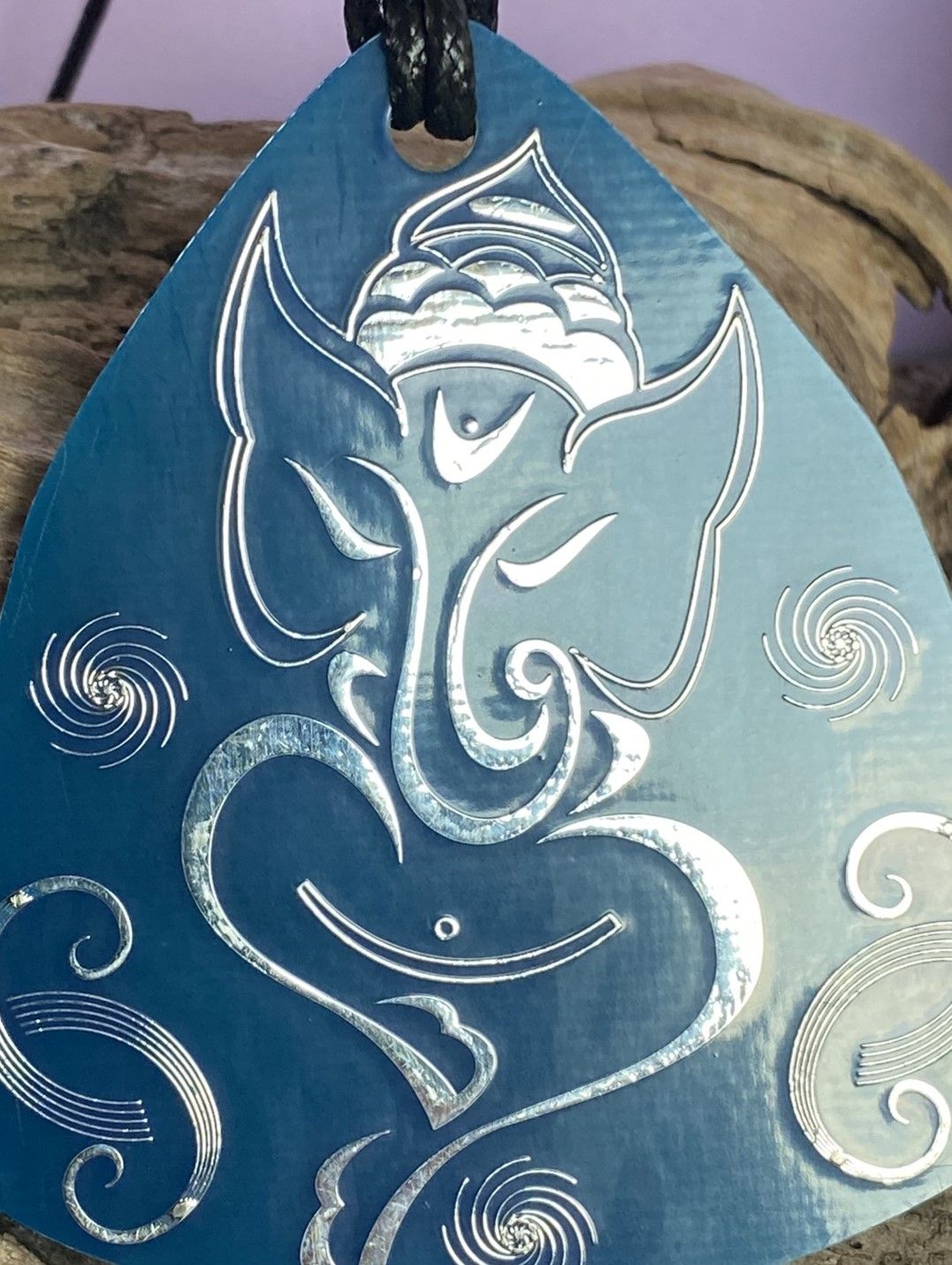 Amulett – Disc – Ganesha der Glücksbote+ die – 69 mm / zinnlegiert / blau – Produktansicht 1