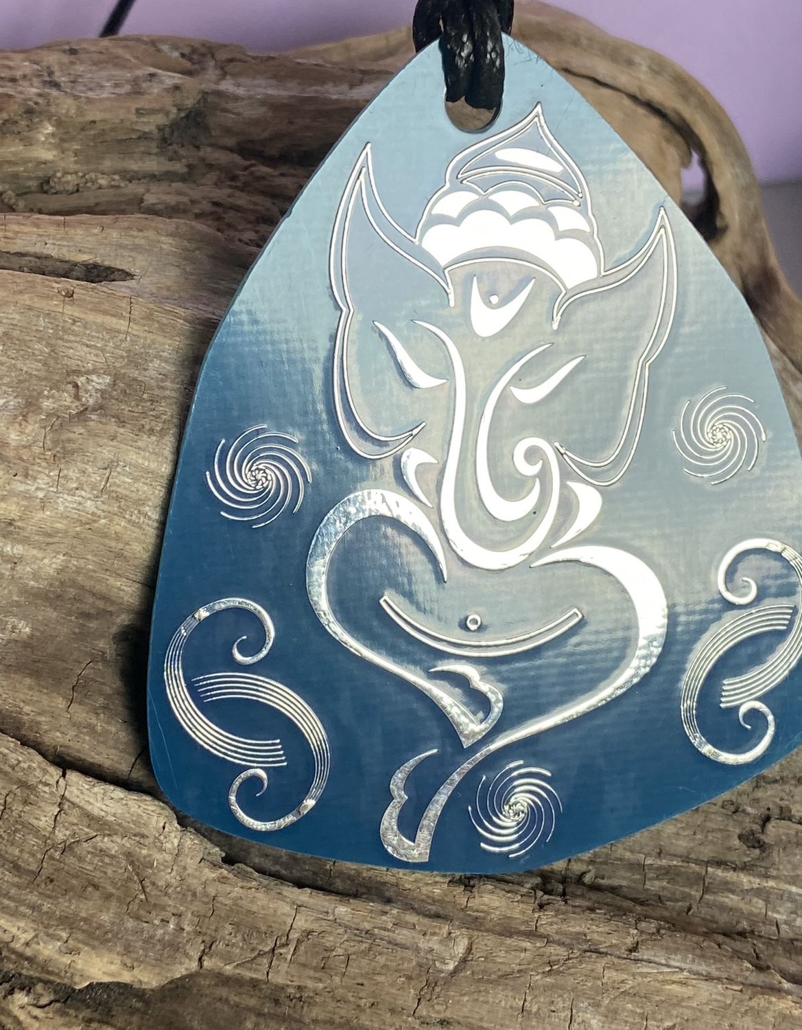 Amulett – Disc – Ganesha der Glücksbote+ die – 69 mm / zinnlegiert / blau – Produktansicht 1