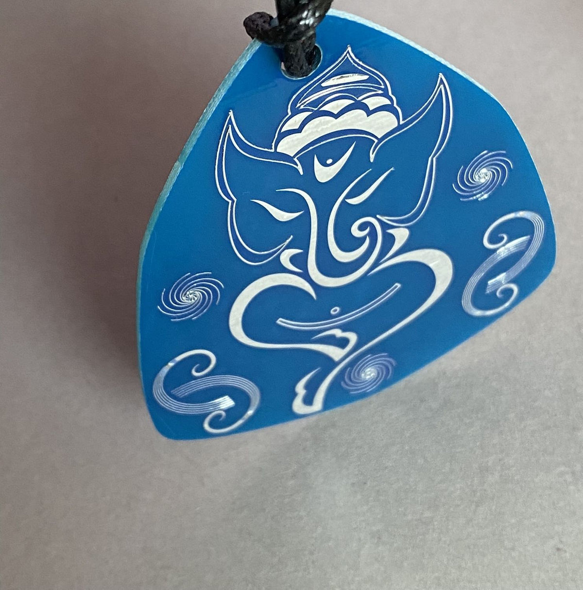 Amulett – Disc – Ganesha der Glücksbote+ die – 69 mm / zinnlegiert / blau – Produktansicht 1