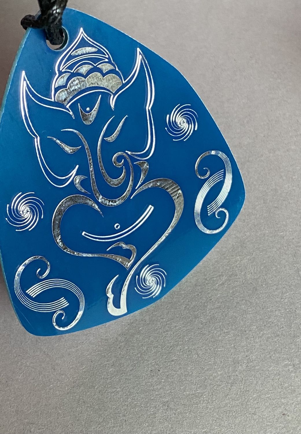 Amulett – Disc – Ganesha der Glücksbote+ die – 69 mm / zinnlegiert / blau – Produktansicht 1