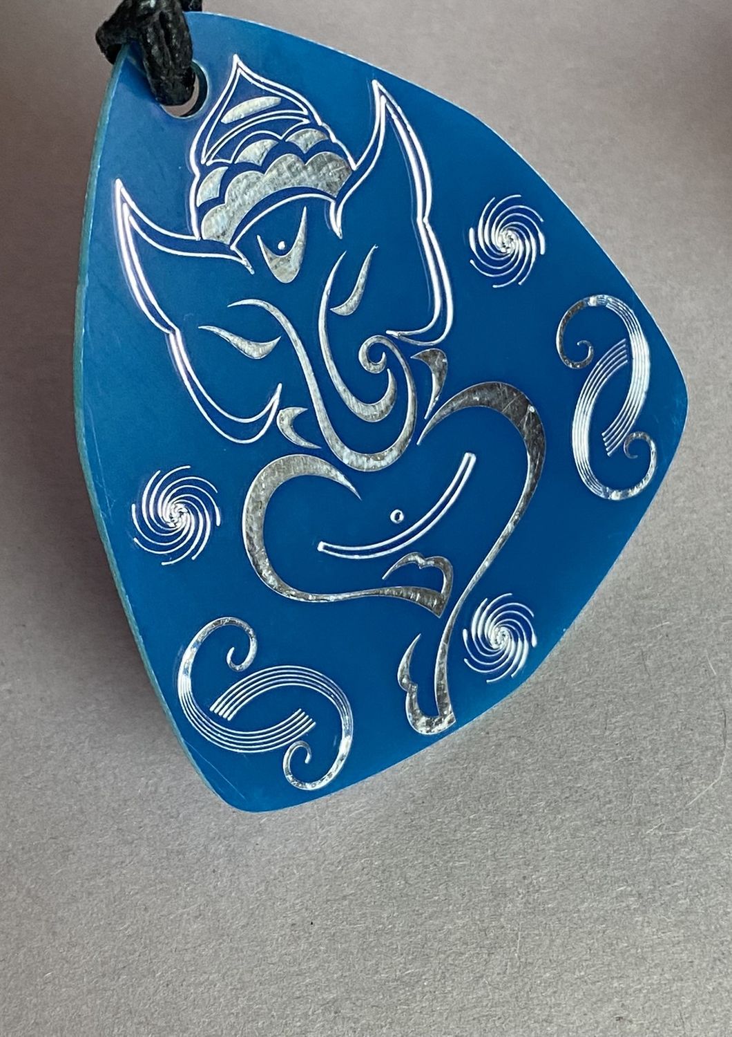 Amulett – Disc – Ganesha der Glücksbote+ die – 69 mm / zinnlegiert / blau – Produktansicht 1
