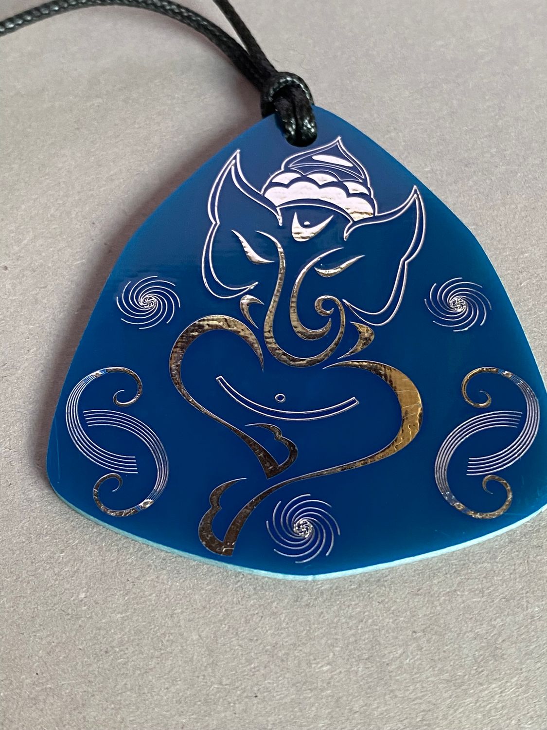 Amulett – Disc – Ganesha der Glücksbote+ die – 69 mm / zinnlegiert / blau – Produktansicht 1