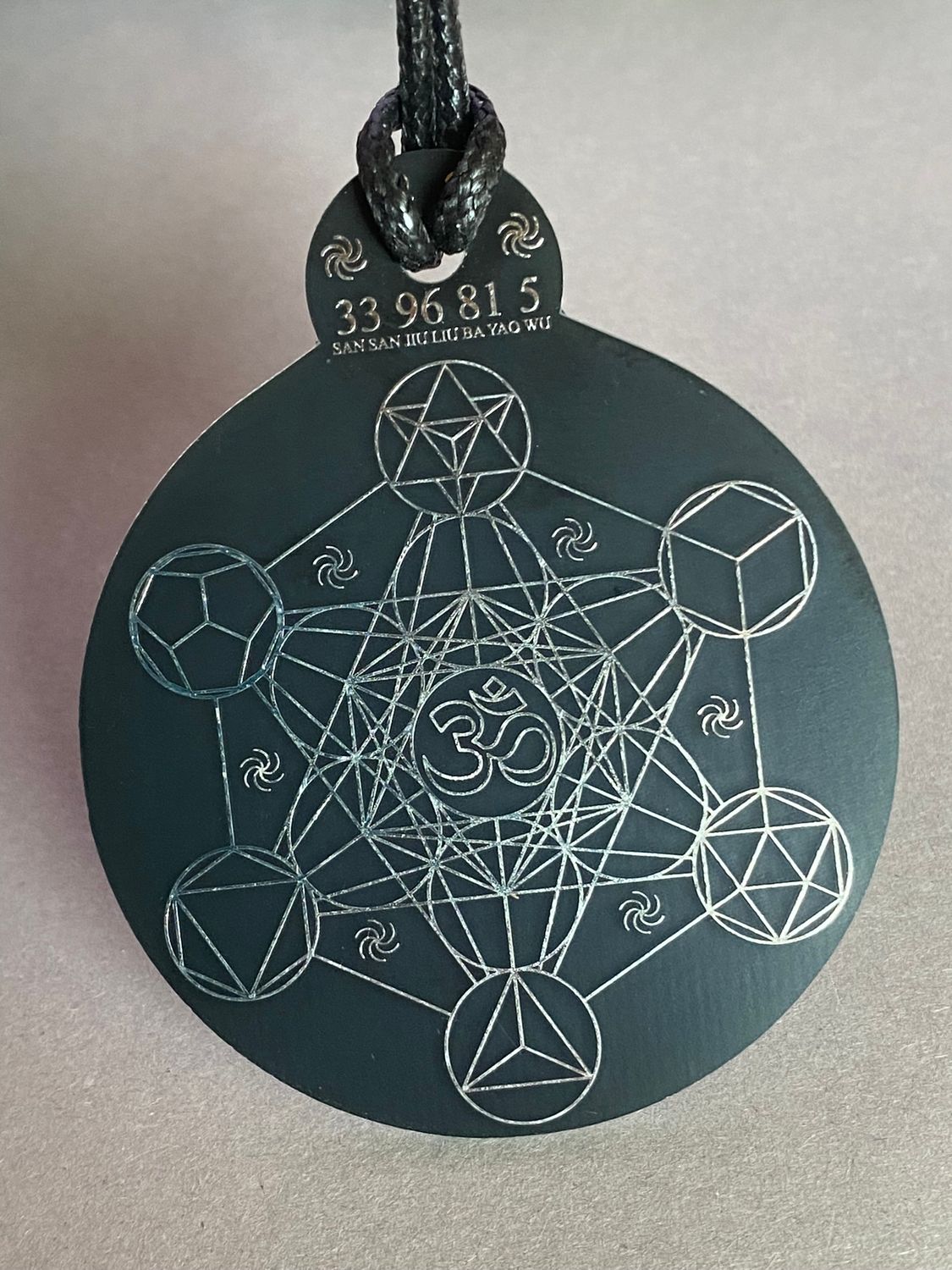 Anhänger Metatron schwarz, zinnlegiert ca. 52 mm x 62 mm – Produktansicht 1