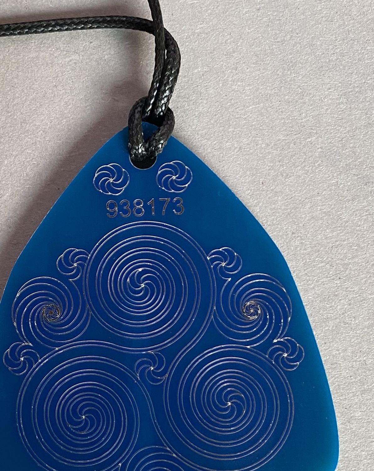 Amulett – Disc – Ganesha der Glücksbote+ die – 69 mm / zinnlegiert / blau – Produktansicht 1