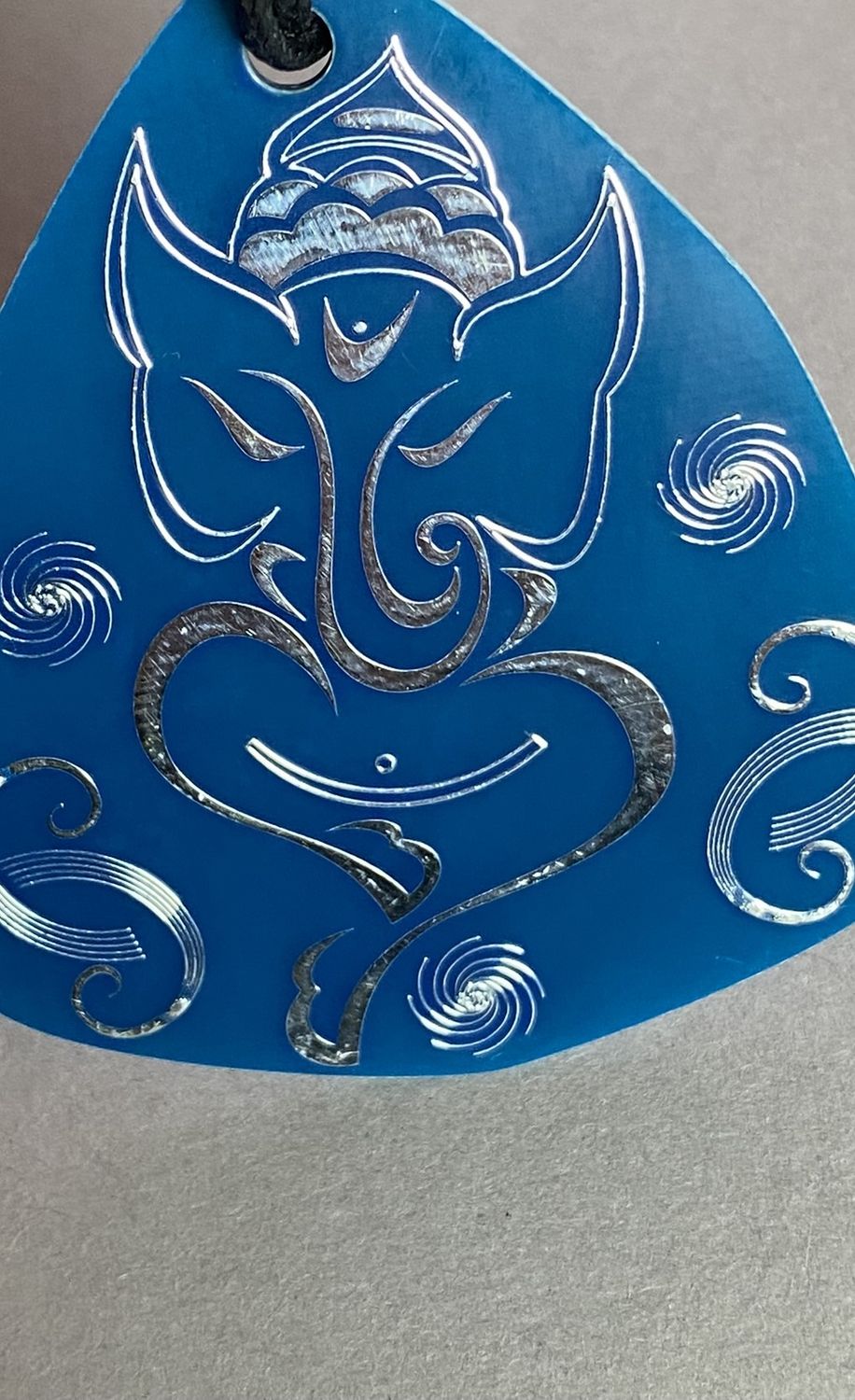 Amulett – Disc – Ganesha der Glücksbote+ die – 69 mm / zinnlegiert / blau – Produktansicht 1