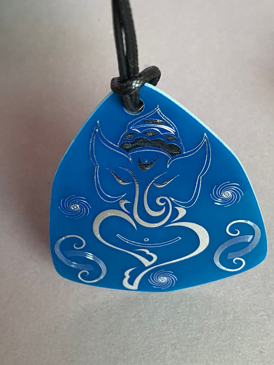 Amulett – Disc – Ganesha der Glücksbote+ die – 69 mm / zinnlegiert / blau – Produktansicht 1