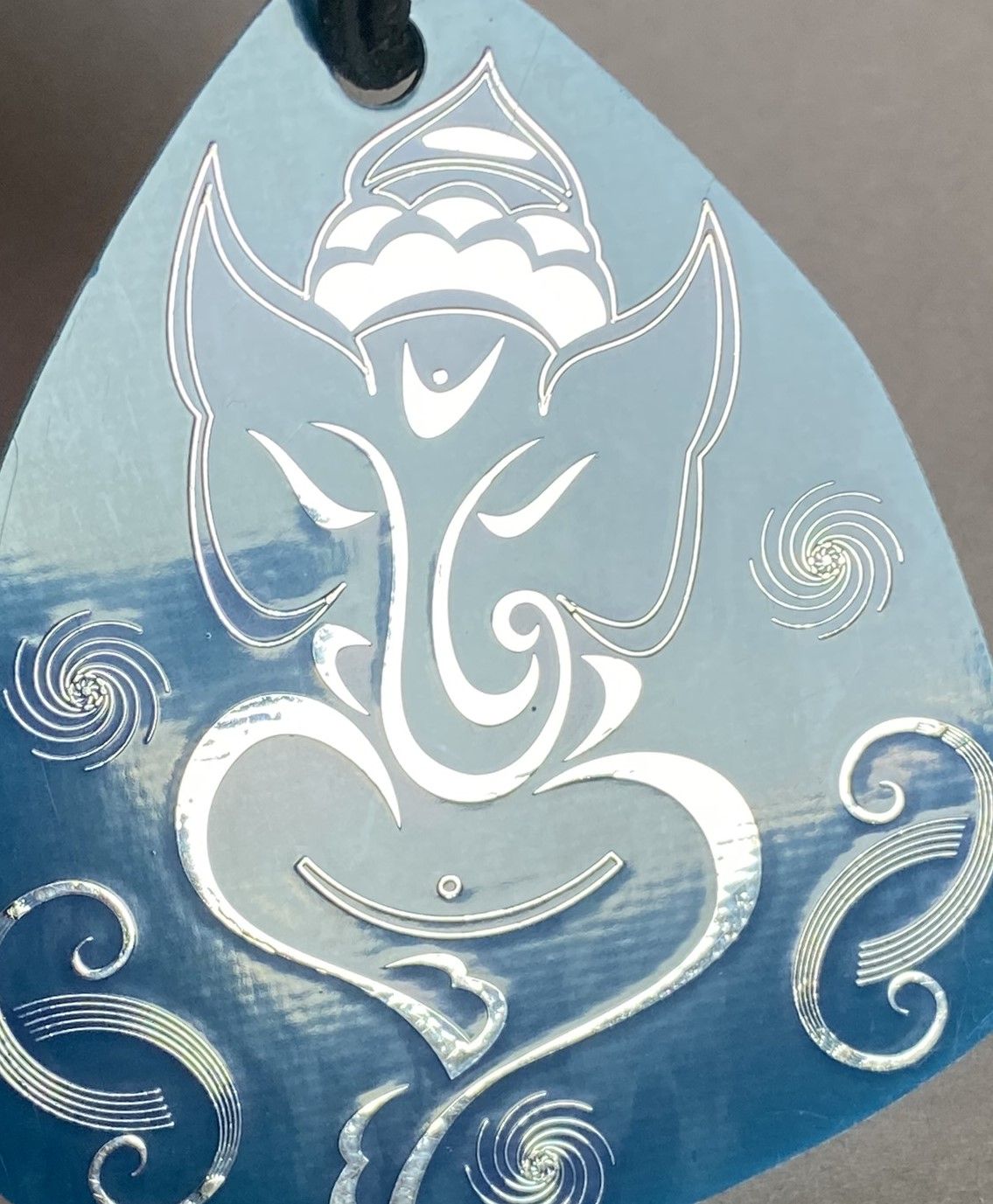 Amulett – Disc – Ganesha der Glücksbote+ die – 69 mm / zinnlegiert / blau – Produktansicht 1