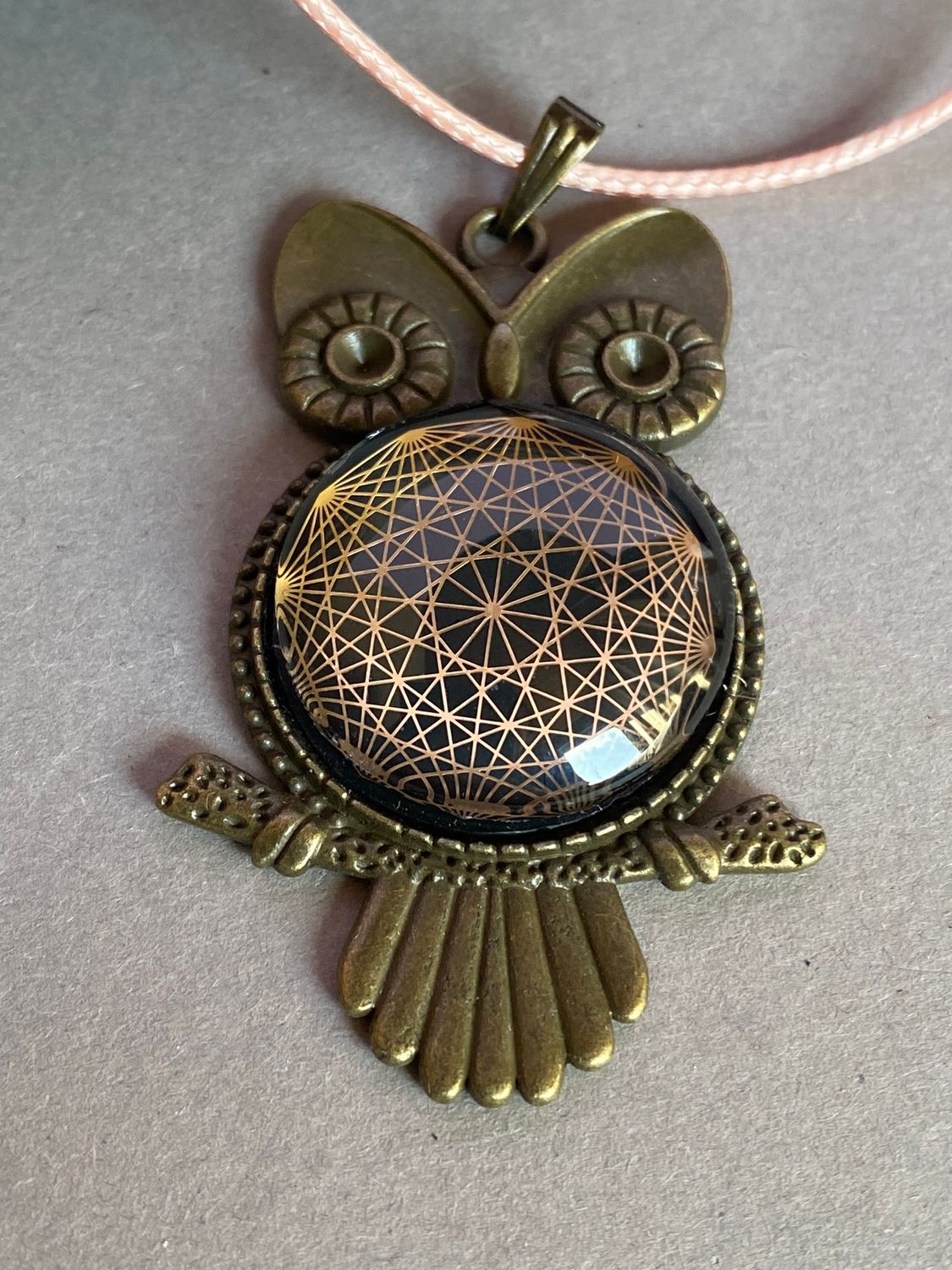Amulett – Krafttier Eule – Dodecagram – goldlegiert / nachtschwarz – Produktansicht 1