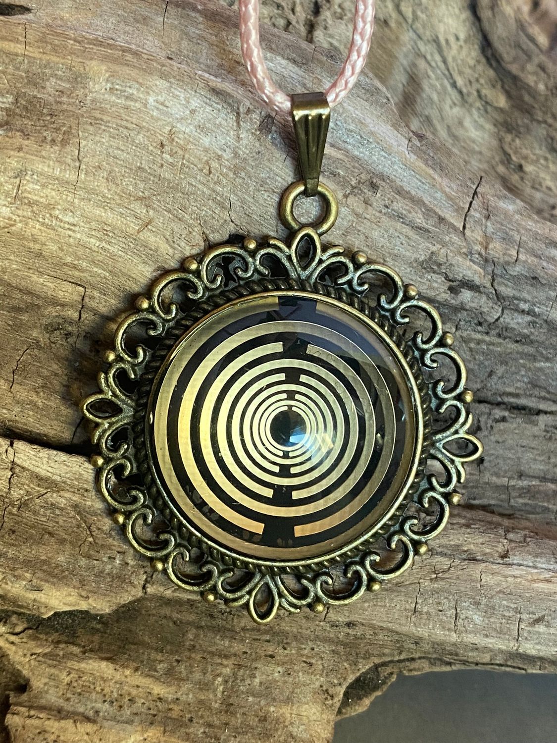 Amulett – bronzefarben, Lakhovsky MWOn Symbol, Disc in schwarz 25 mm, goldlegiert, kupferunterlegt – Produktansicht 1