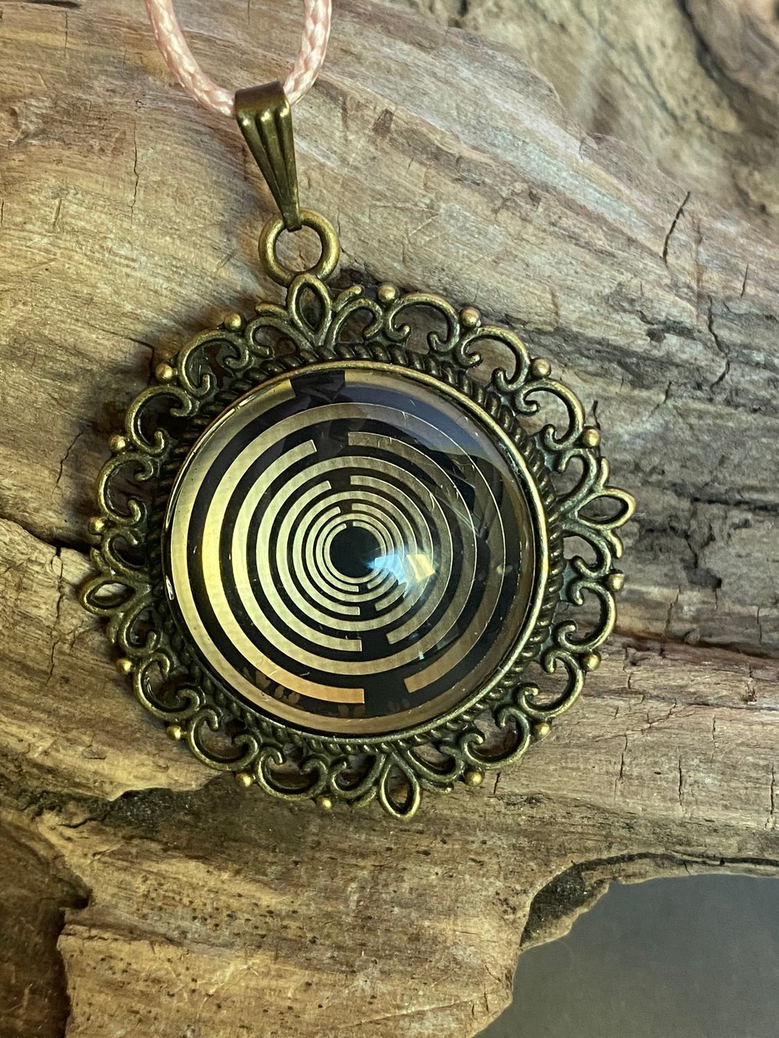 Amulett – bronzefarben, Lakhovsky MWOn Symbol, Disc in schwarz 25 mm, goldlegiert, kupferunterlegt – Produktansicht 1