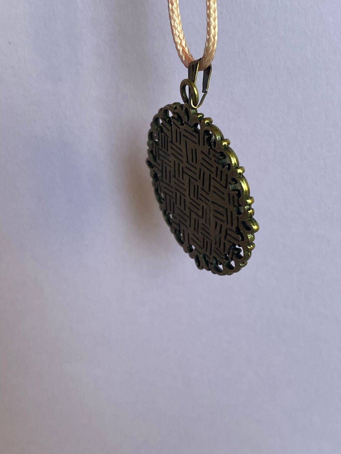 Amulett – bronzefarben, Lakhovsky MWOn Symbol, Disc in weiß 25 mm, goldlegiert, kupferunterlegt – Produktansicht 1