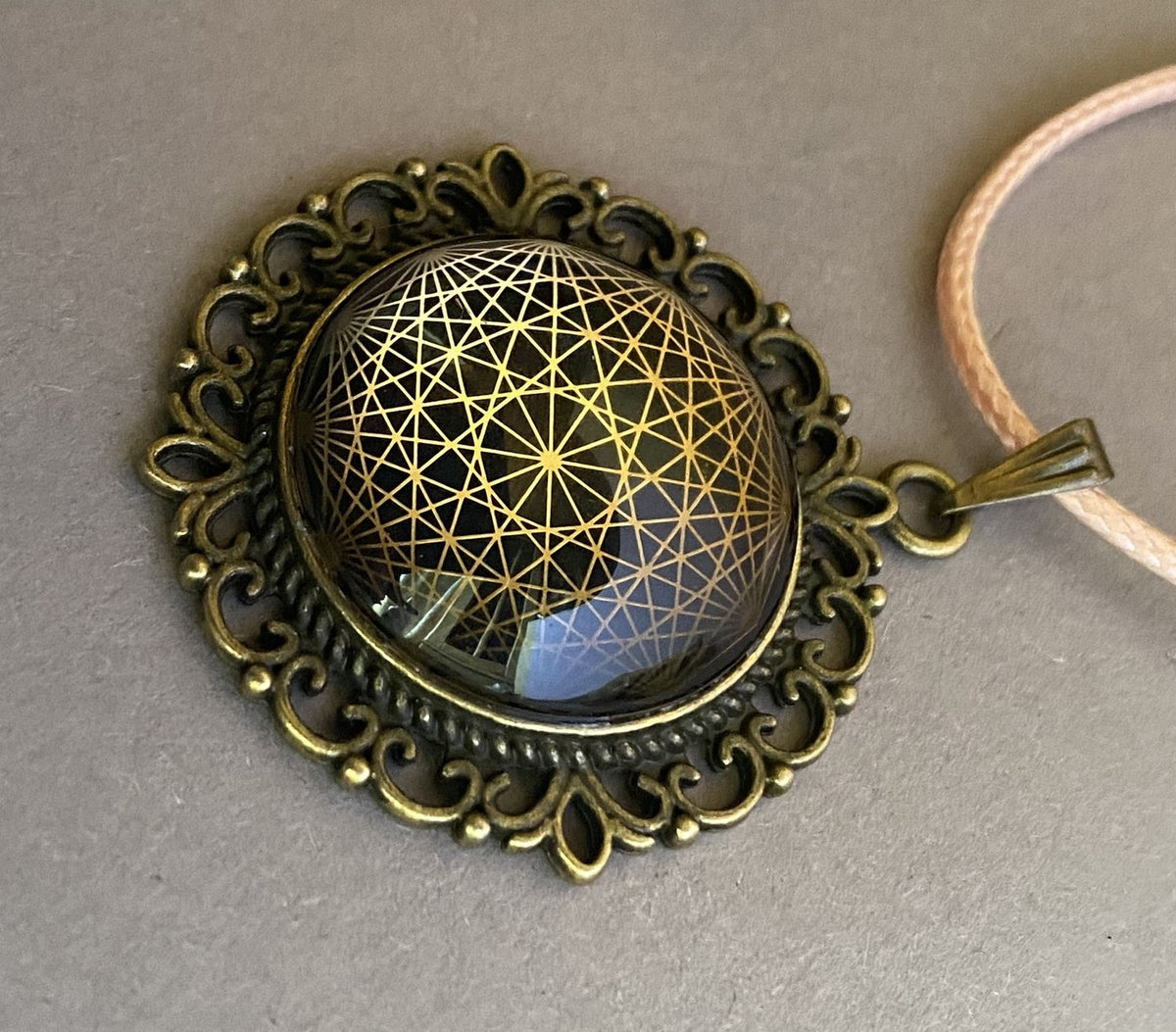 Amulett – bronzefarben, Dodecagram 12 – er Stern, Disc in schwarz 25 mm, goldlegiert, kupferunterlegt – Produktansicht 1