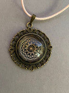 Amulett – bronzefarben, Dodecagram 12 – er Stern, Disc in schwarz 25 mm, goldlegiert, kupferunterlegt – Produktansicht 1