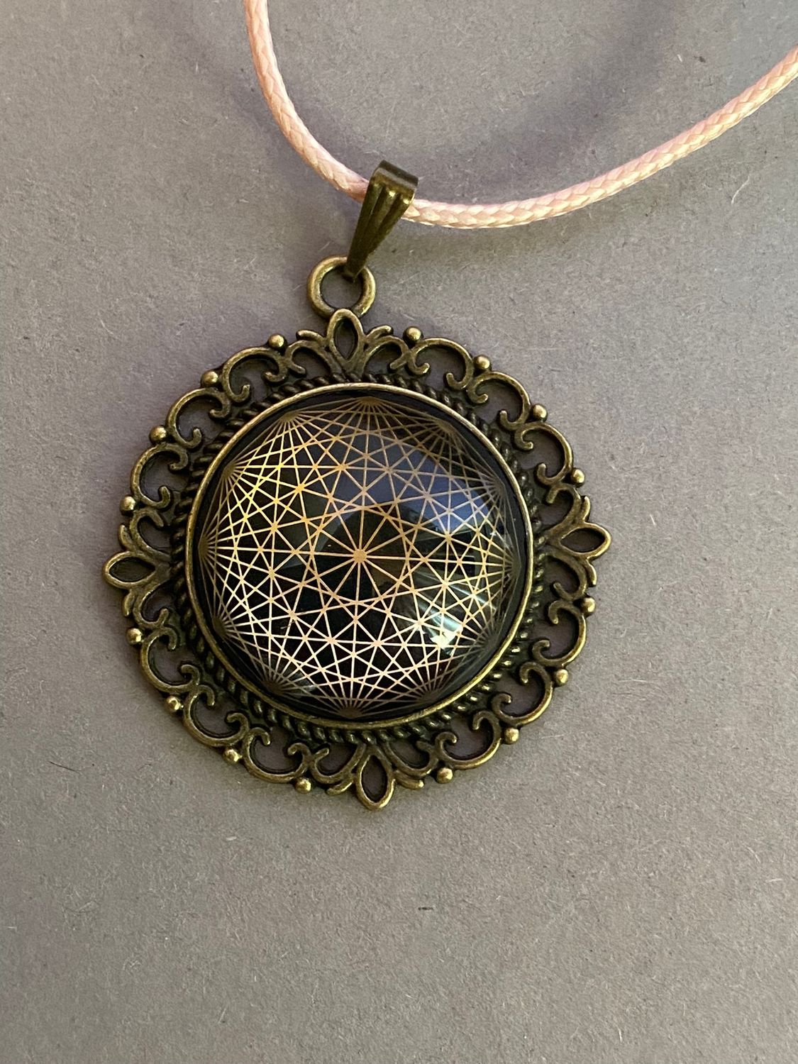 Amulett – bronzefarben, Dodecagram 12 – er Stern, Disc in schwarz 25 mm, goldlegiert, kupferunterlegt – Produktansicht 1