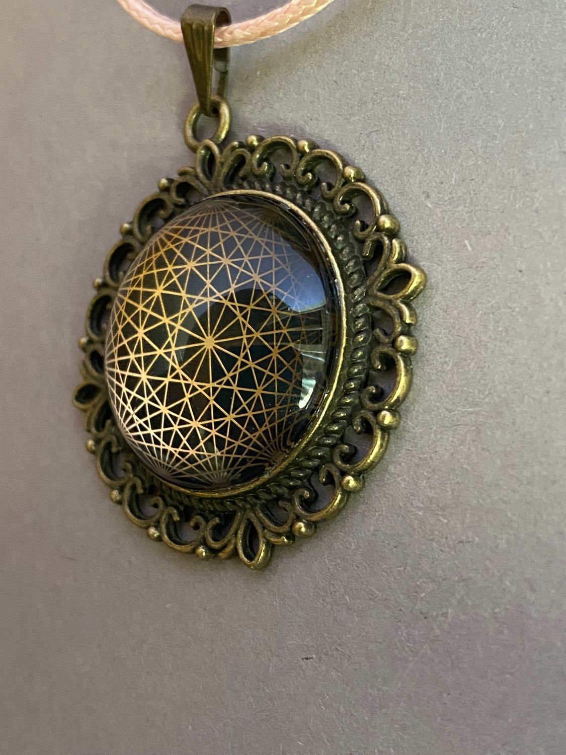 Amulett – bronzefarben, Dodecagram 12 – er Stern, Disc in schwarz 25 mm, goldlegiert, kupferunterlegt – Produktansicht 1