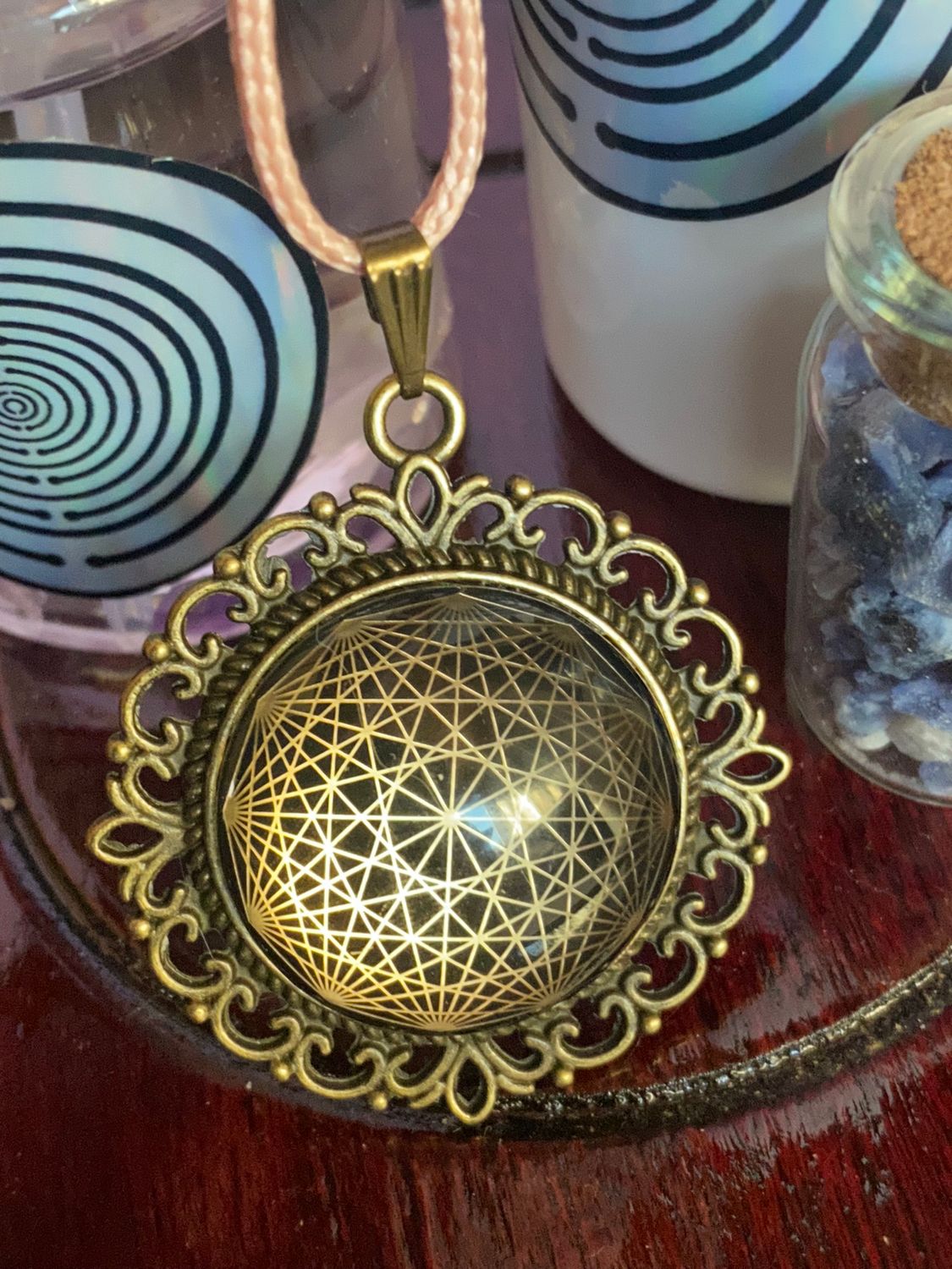 Amulett – bronzefarben, Dodecagram 12 – er Stern, Disc in schwarz 25 mm, goldlegiert, kupferunterlegt – Produktansicht 1