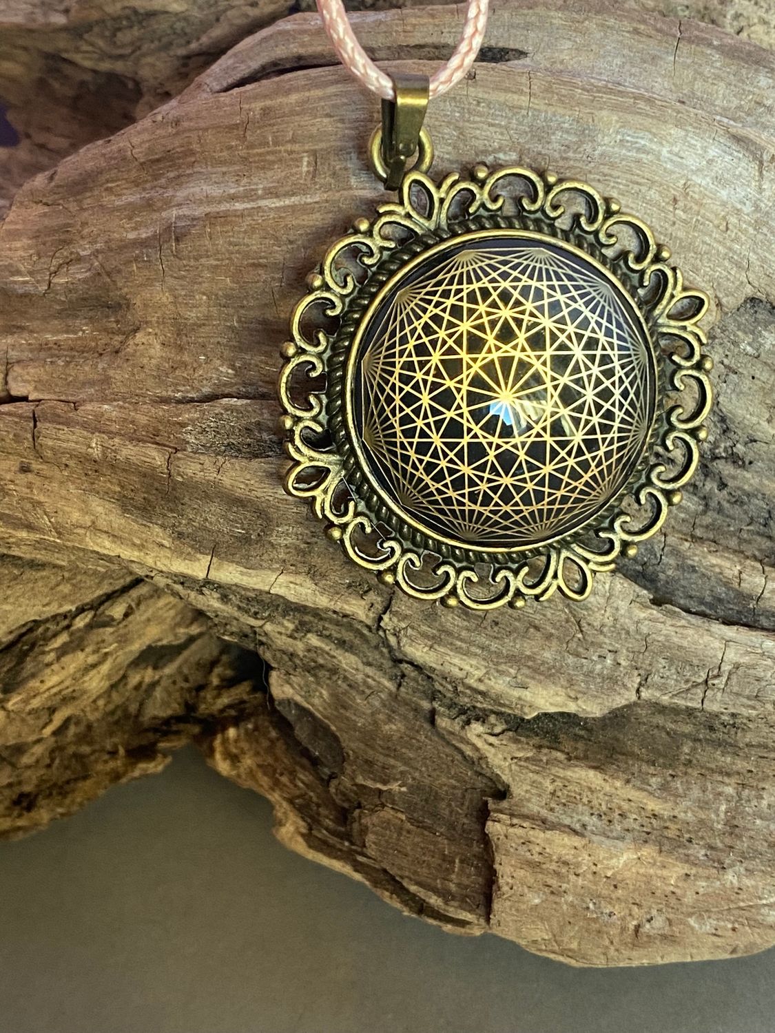 Amulett – bronzefarben, Dodecagram 12 – er Stern, Disc in schwarz 25 mm, goldlegiert, kupferunterlegt – Produktansicht 1