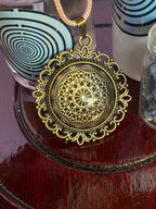 Amulett – bronzefarben, Dodecagram 12 – er Stern, Disc in schwarz 25 mm, goldlegiert, kupferunterlegt – Produktansicht 1
