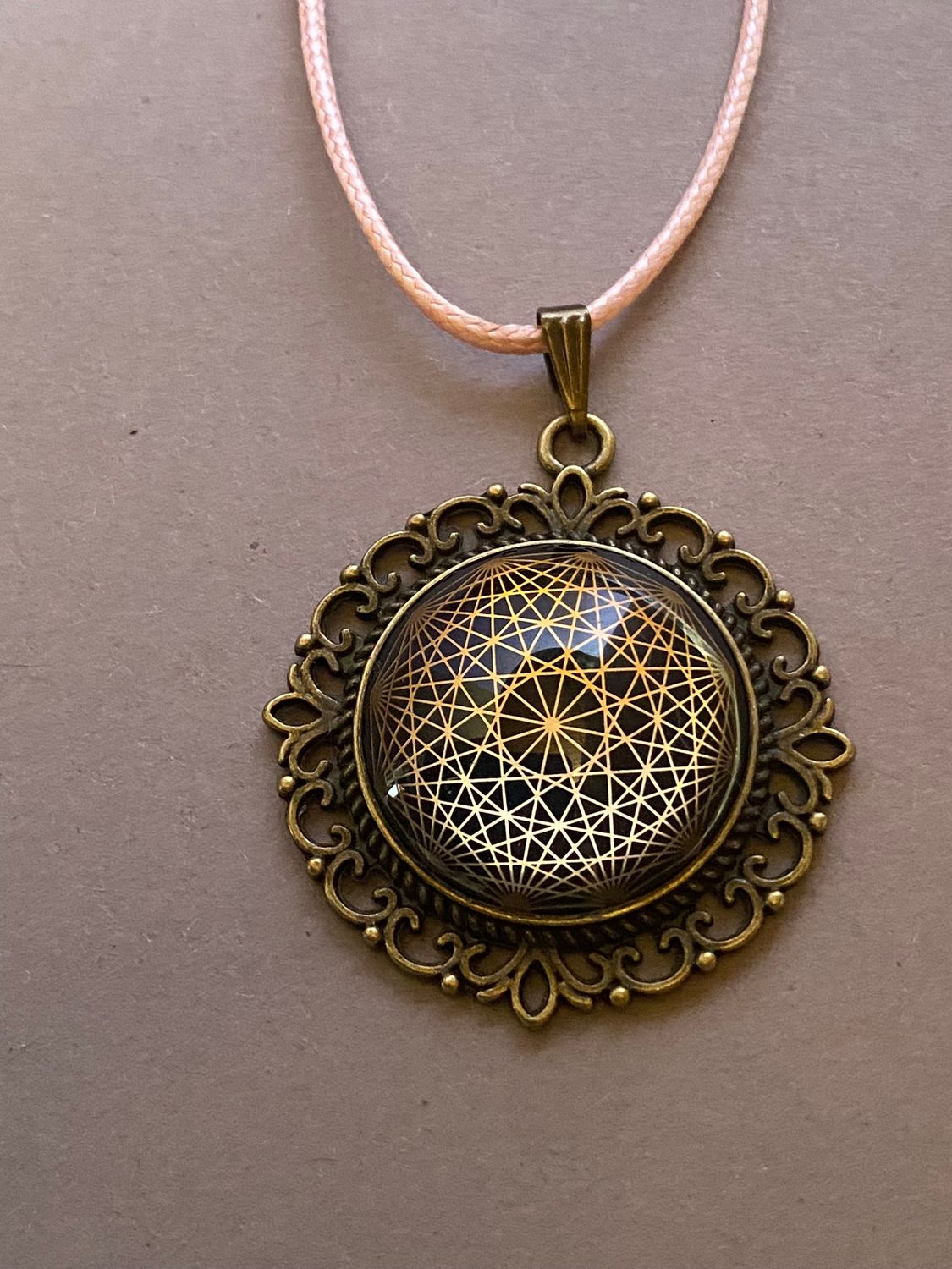 Amulett – bronzefarben, Dodecagram 12 – er Stern, Disc in schwarz 25 mm, goldlegiert, kupferunterlegt – Produktansicht 1