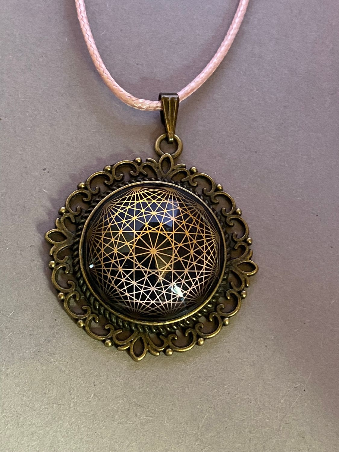 Amulett – bronzefarben, Dodecagram 12 – er Stern, Disc in schwarz 25 mm, goldlegiert, kupferunterlegt – Produktansicht 1