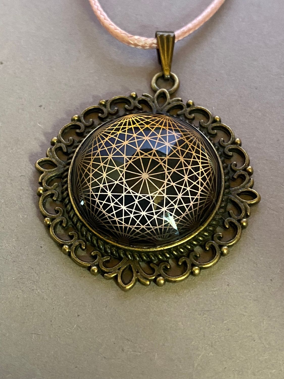Amulett – bronzefarben, Dodecagram 12 – er Stern, Disc in schwarz 25 mm, goldlegiert, kupferunterlegt – Produktansicht 1
