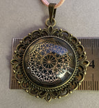 Amulett – bronzefarben, Dodecagram 12 – er Stern, Disc in schwarz 25 mm, goldlegiert, kupferunterlegt – Produktansicht 1