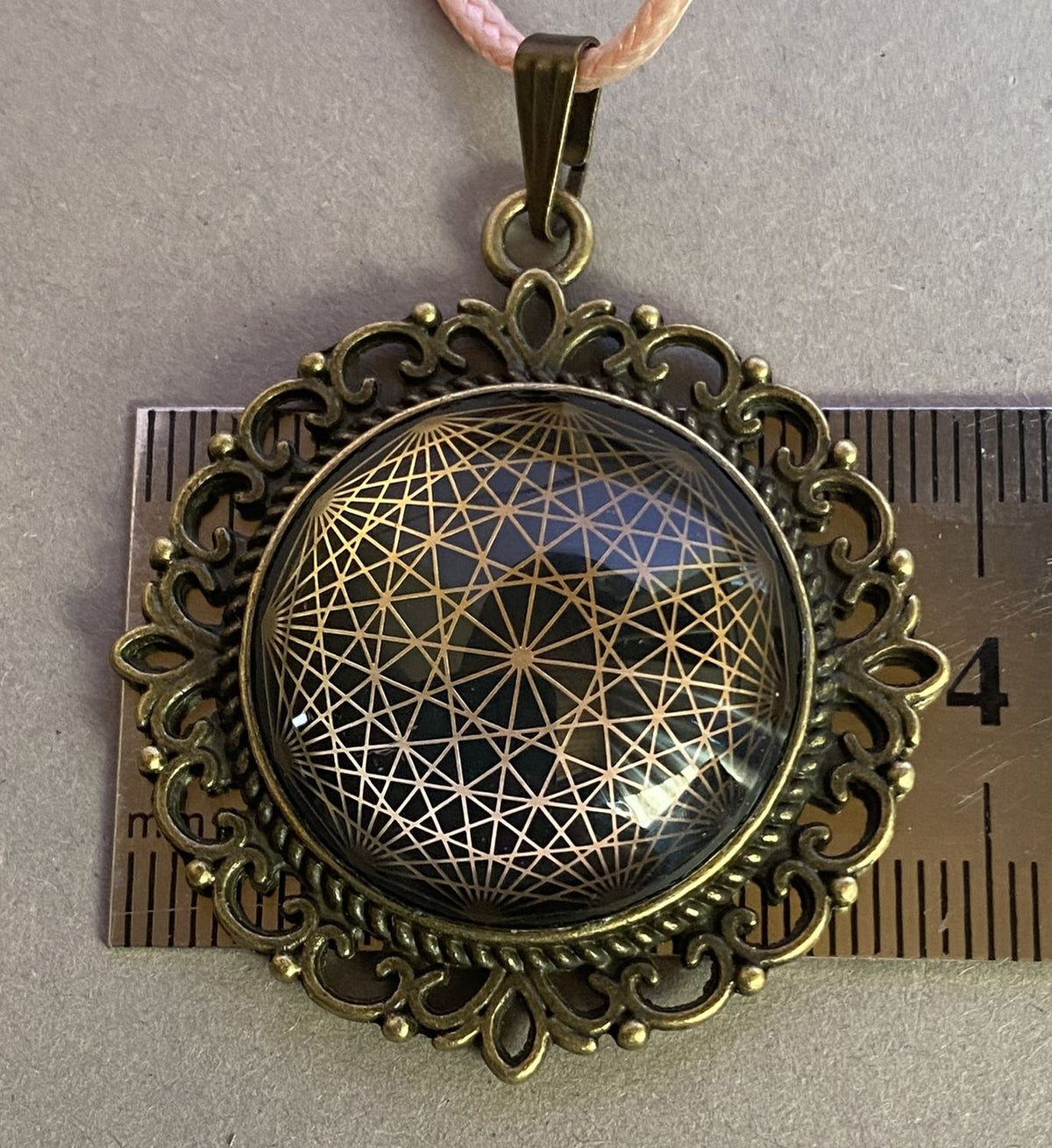 Amulett – bronzefarben, Dodecagram 12 – er Stern, Disc in schwarz 25 mm, goldlegiert, kupferunterlegt – Produktansicht 1