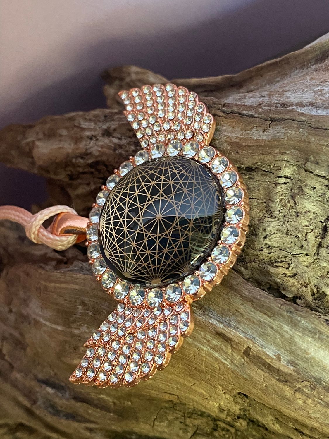 Amulett – glamour – Dodecagram – 25 mm / goldlegiert / Fassung altrose Engelsflügel – Produktansicht 1