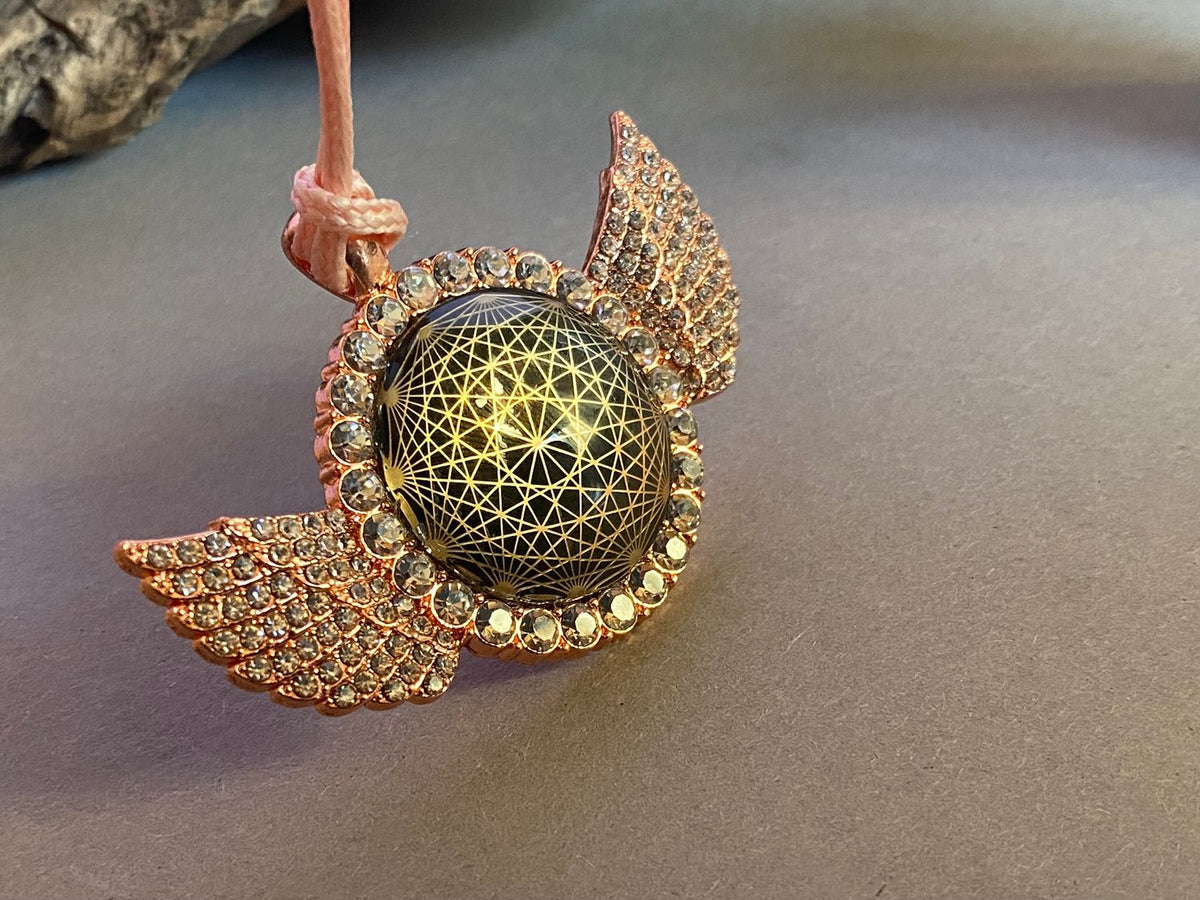Amulett – glamour – Dodecagram – 25 mm / goldlegiert / Fassung altrose Engelsflügel – Produktansicht 1