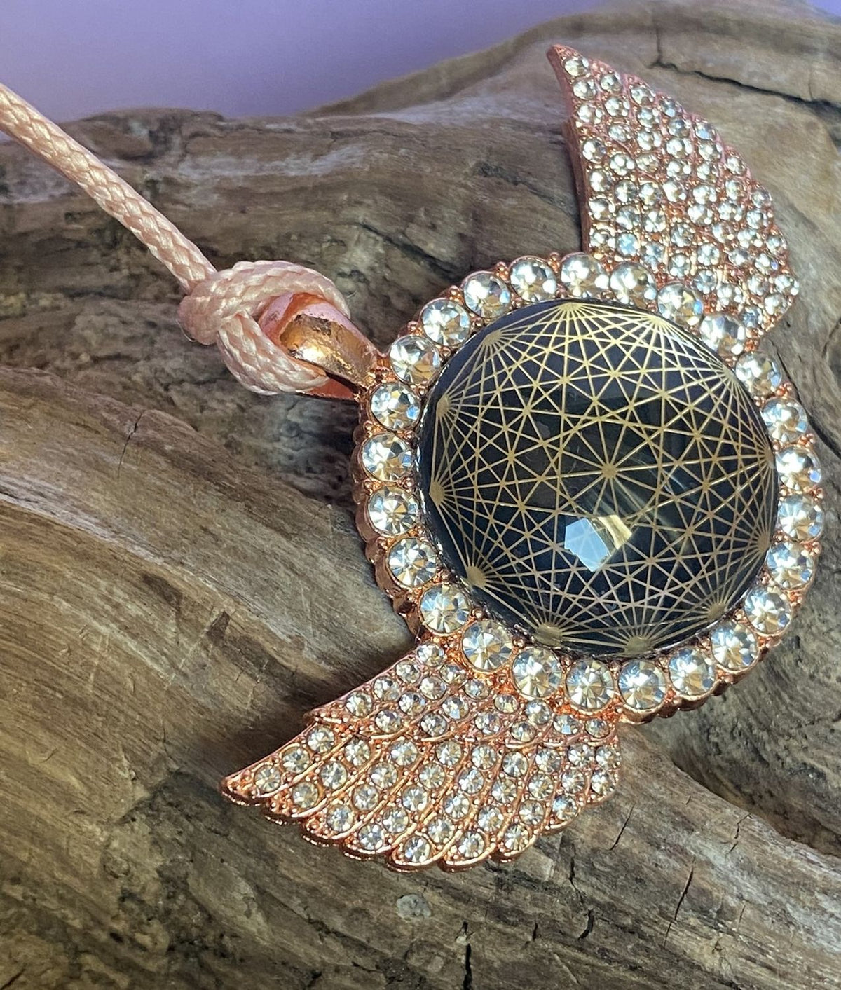 Amulett – glamour – Dodecagram – 25 mm / goldlegiert / Fassung altrose Engelsflügel – Produktansicht 1