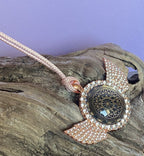 Amulett – glamour – Dodecagram – 25 mm / goldlegiert / Fassung altrose Engelsflügel – Produktansicht 1