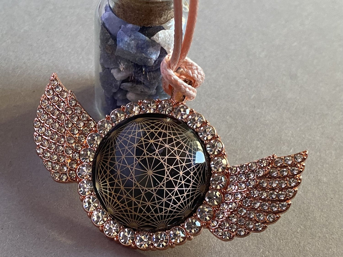 Amulett – glamour – Dodecagram – 25 mm / goldlegiert / Fassung altrose Engelsflügel – Produktansicht 1