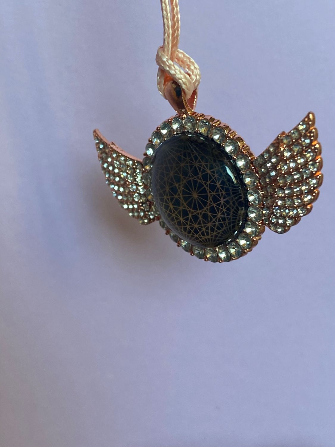 Amulett – glamour – Dodecagram – 25 mm / goldlegiert / Fassung altrose Engelsflügel – Produktansicht 1