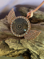 Amulett – glamour – Dodecagram – 25 mm / goldlegiert / Fassung altrose Engelsflügel – Produktansicht 1