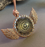 Amulett – glamour – Dodecagram – 25 mm / goldlegiert / Fassung altrose Engelsflügel – Produktansicht 1