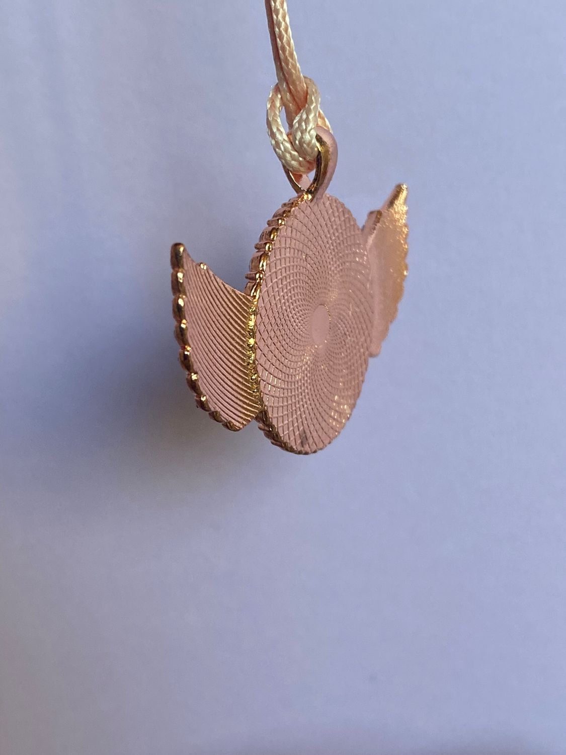 Amulett – glamour – Dodecagram – 25 mm / goldlegiert / Fassung altrose Engelsflügel – Produktansicht 1