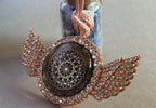 Amulett – glamour – Dodecagram – 25 mm / goldlegiert / Fassung altrose Engelsflügel – Produktansicht 1