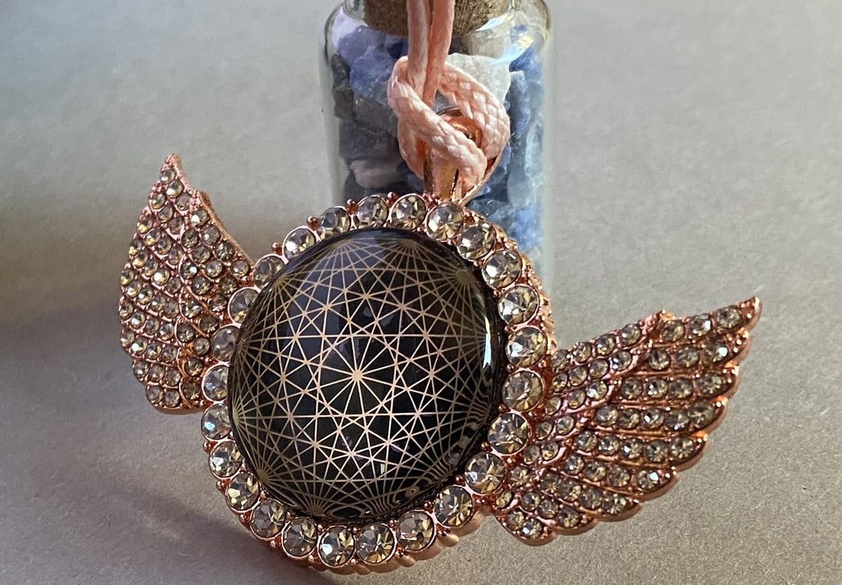 Amulett – glamour – Dodecagram – 25 mm / goldlegiert / Fassung altrose Engelsflügel – Produktansicht 1