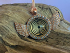 Amulett – glamour – Lakhovsky MWO – 25 mm / goldlegiert / Fassung altrose Farbe Engelsflügel – Produktansicht 1
