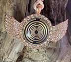 Amulett – glamour – Lakhovsky MWO – 25 mm / goldlegiert / Fassung altrose Farbe Engelsflügel – Produktansicht 1