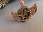 Amulett – glamour – Lakhovsky MWO – 25 mm / goldlegiert / Fassung altrose Farbe Engelsflügel – Produktansicht 1
